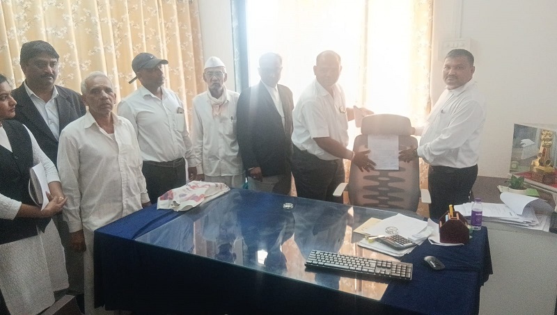 पुरवठा अधिकार्याच्या खुर्चीला निवेदन चिकटवत निषेध IMG-20250422-WA0013