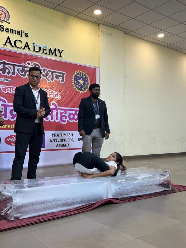 शाब्बास ! १५० किलो बर्फाच्या लादीवर योगा करत ११ वर्षीय लहानगीने रचला ‘विश्वविक्रम’ IMG-20250503-WA0011