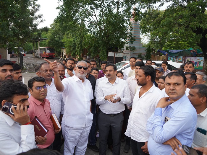 कृषीमंत्री कोकाटेंनी केली सिन्नर बस स्थानकाची पाहणी IMG-20250528-WA0014