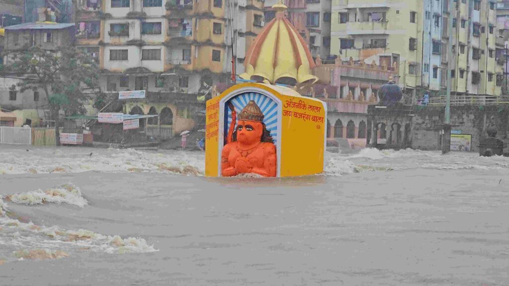 नाशिकमधून जायकवाडीकडे झेपावले 2 लाख क्यूसेकं पाणी IMG-20250706-WA0058